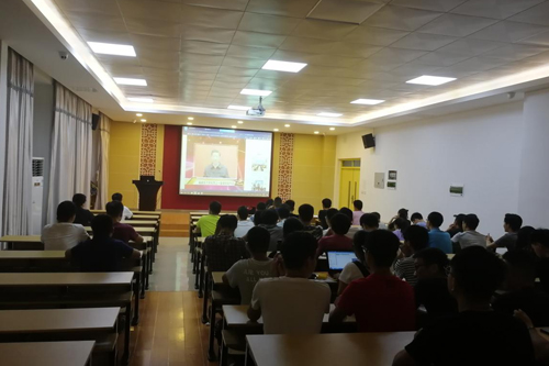 研究生党员观看节目现场2