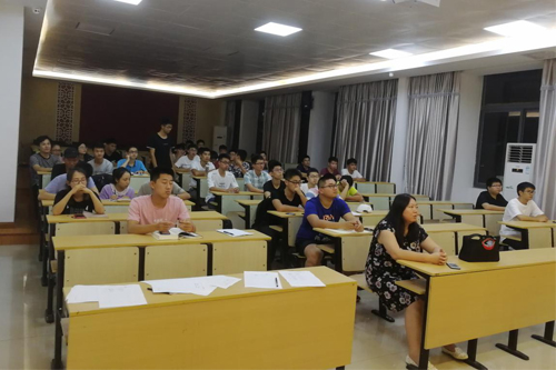 研究生党员观看节目现场1