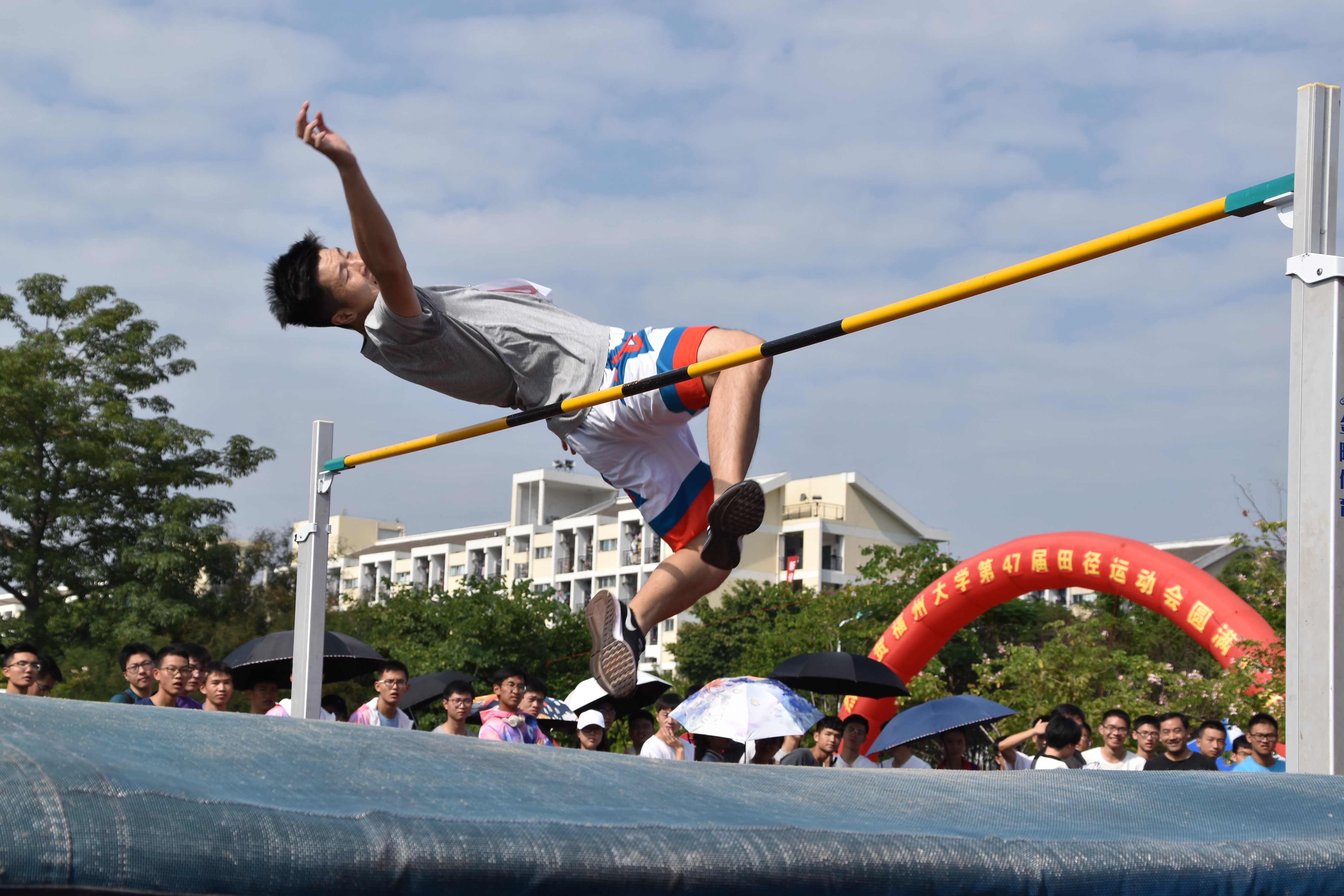 动漫屋
 男学跳高 侯晓东