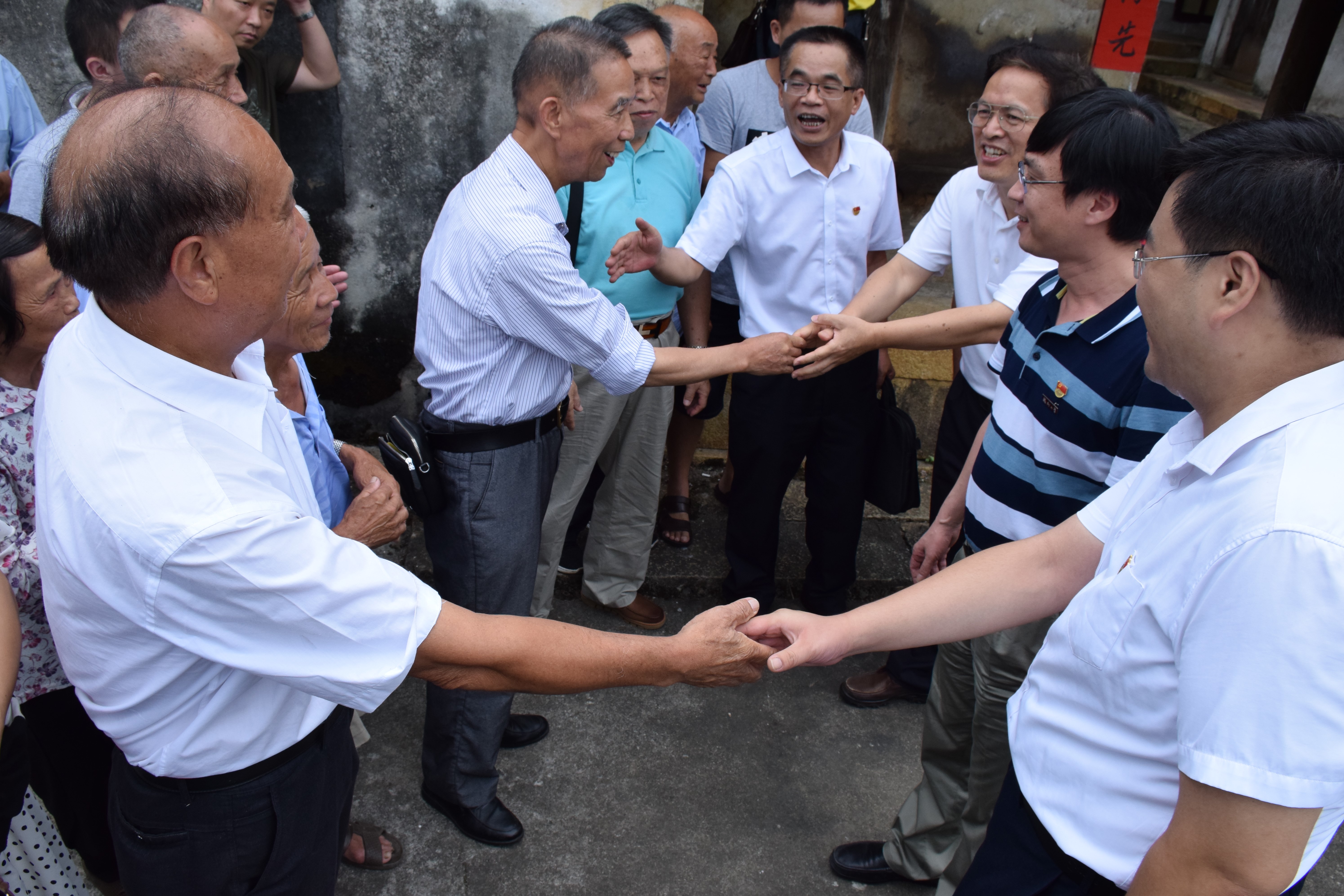 02村民们热情欢迎 02村民们热情欢迎