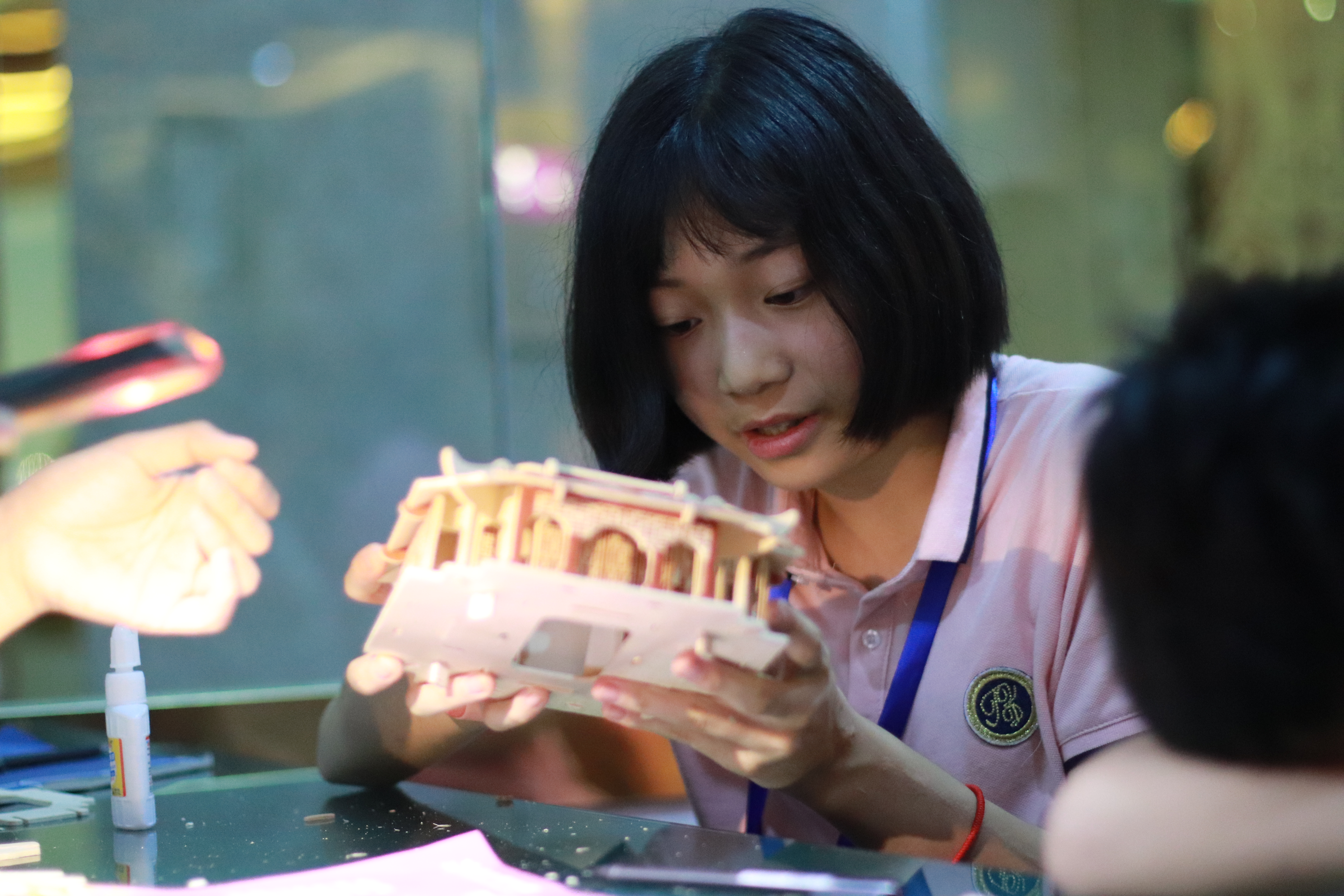 孩子们在制作拼图1