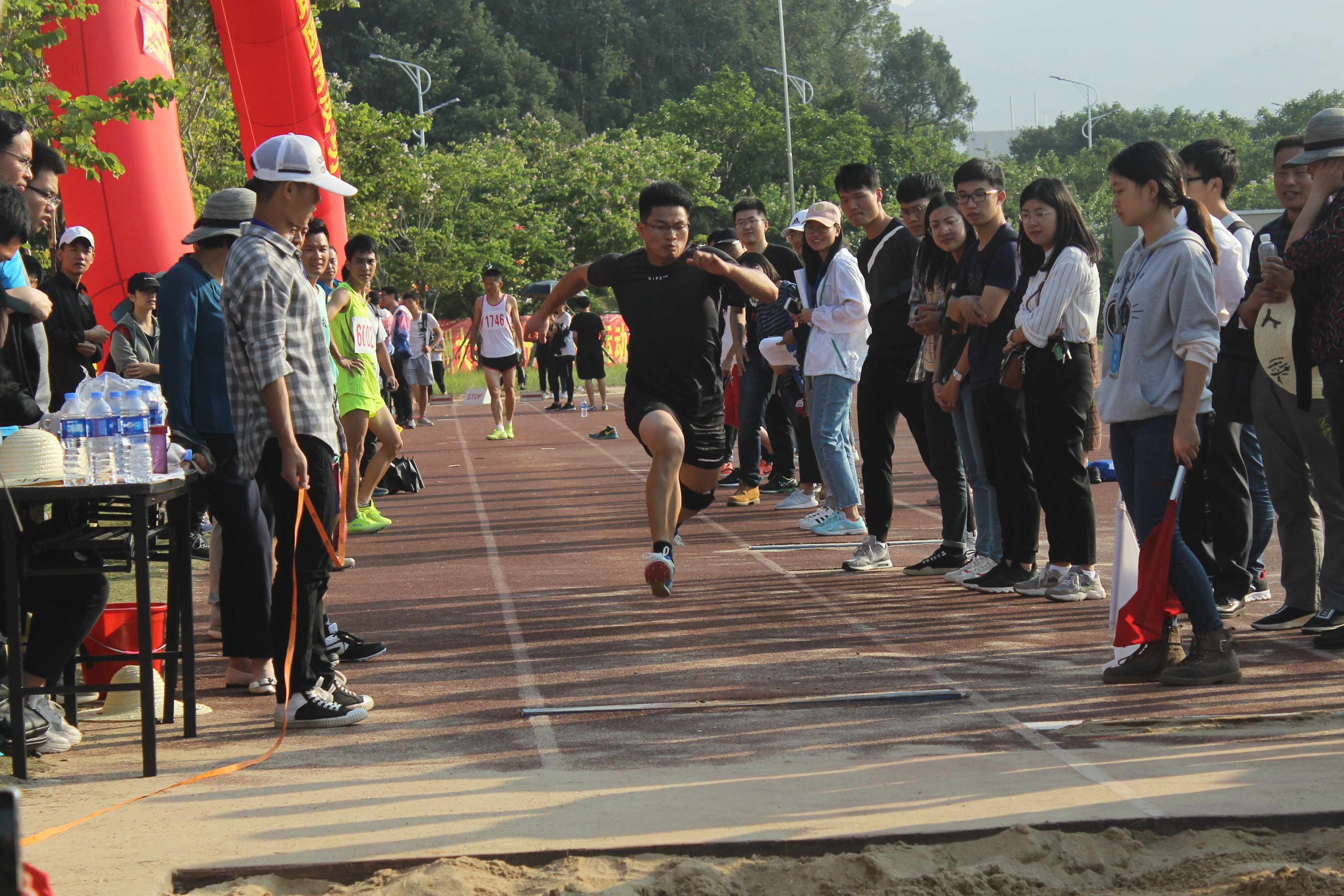 动漫屋
 男教青跳远 邱新华