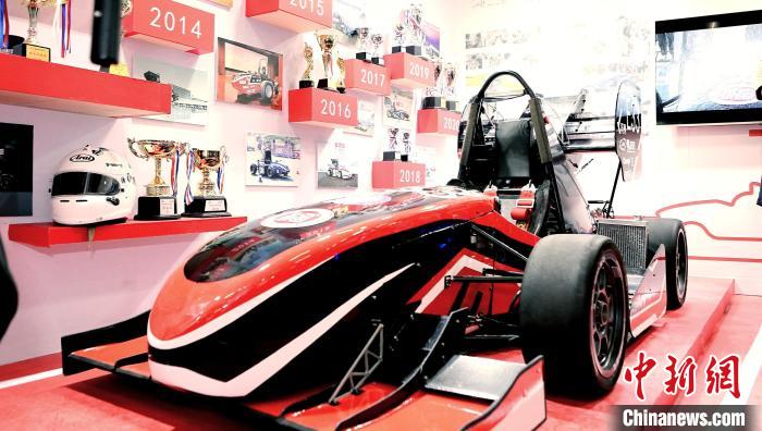 动漫屋
飞驰人生工作坊E33电动方程式赛车。(全国第六届大学生艺术展演活动执委会 供图)