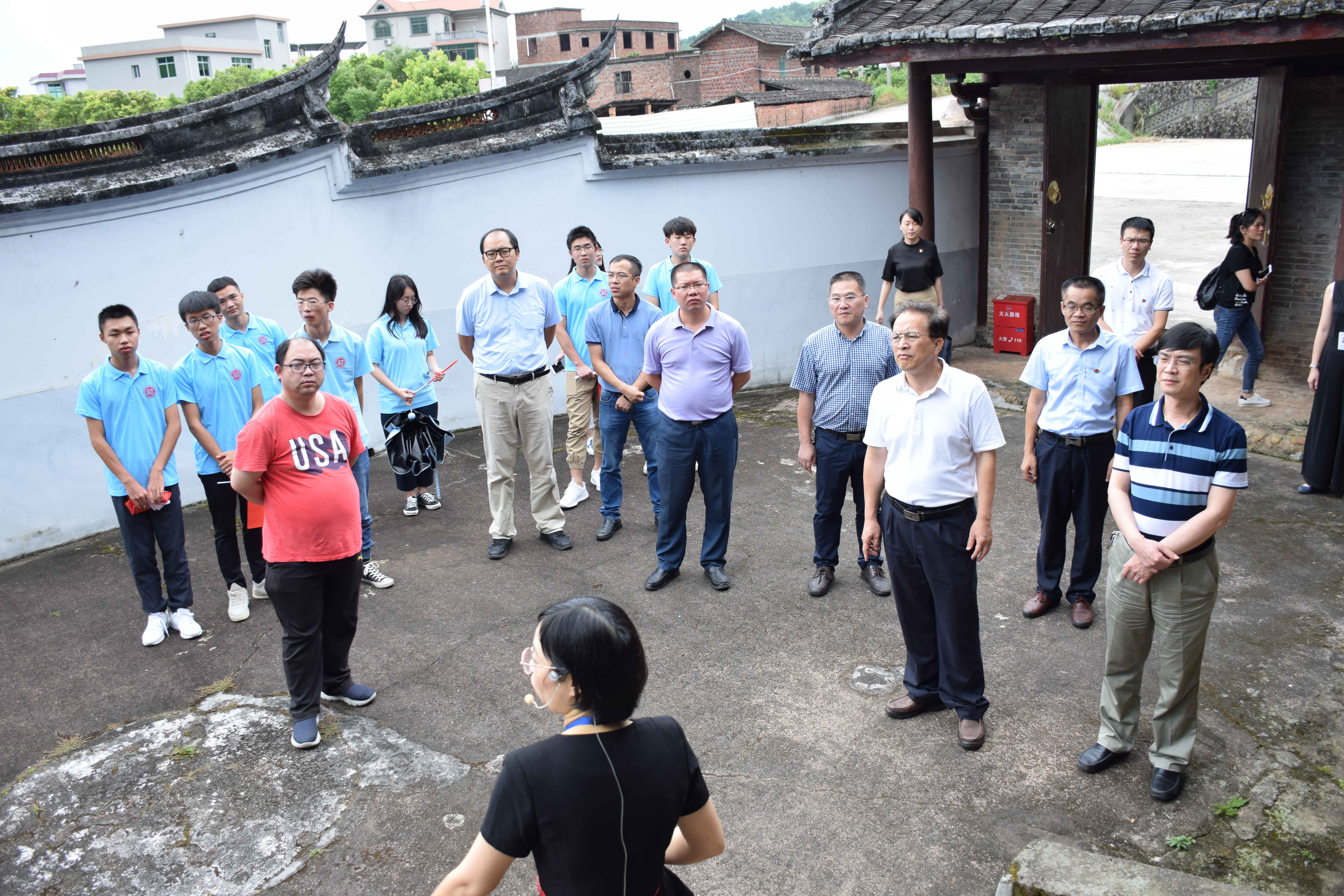 02讲解员为实践队员讲解星火祠堂历史