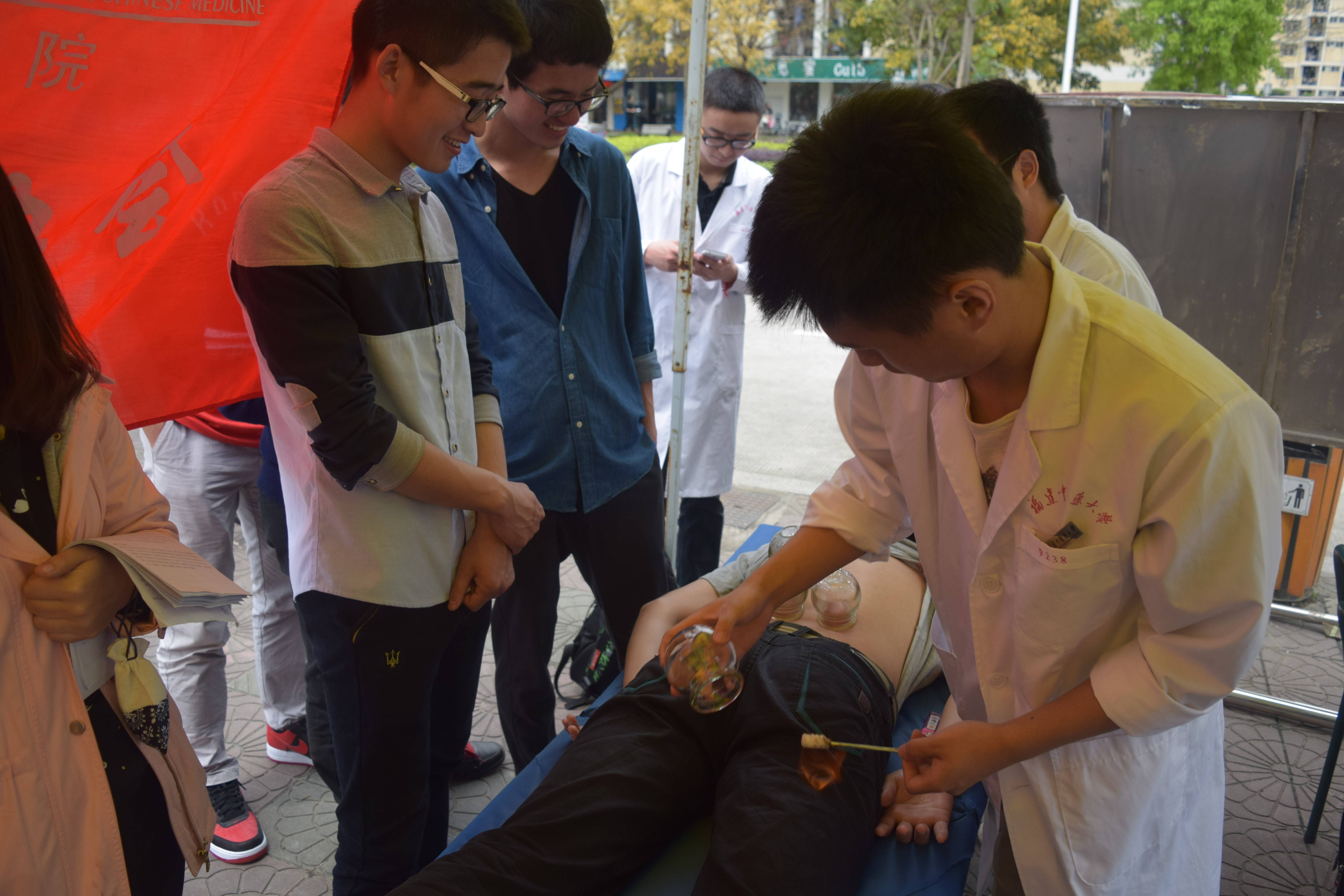 中医药学子拔罐义诊(仝天伦 摄) 中医药学子拔罐义诊(仝天伦 摄)