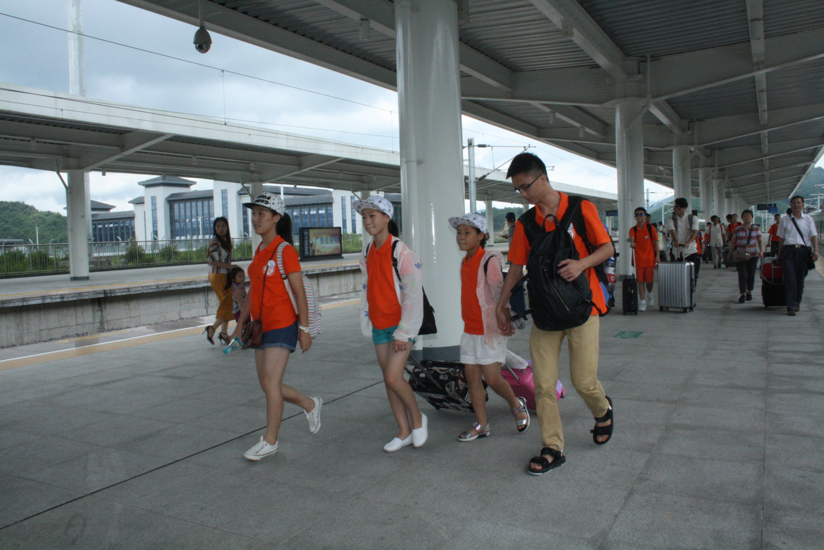 4.人流中牵着孩的手 4.人流中牵着孩的手